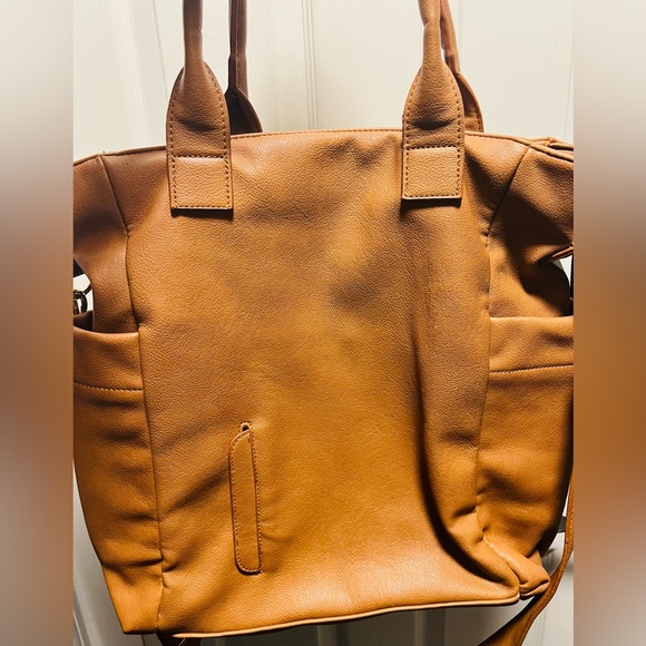 Brown patent leather diaper bag with multiple pockets and key holders - Picture 8 of 12